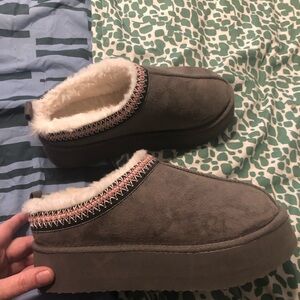 Jessica Simpson platform Cozy Gray Slip-On Slippers with Fur Lining